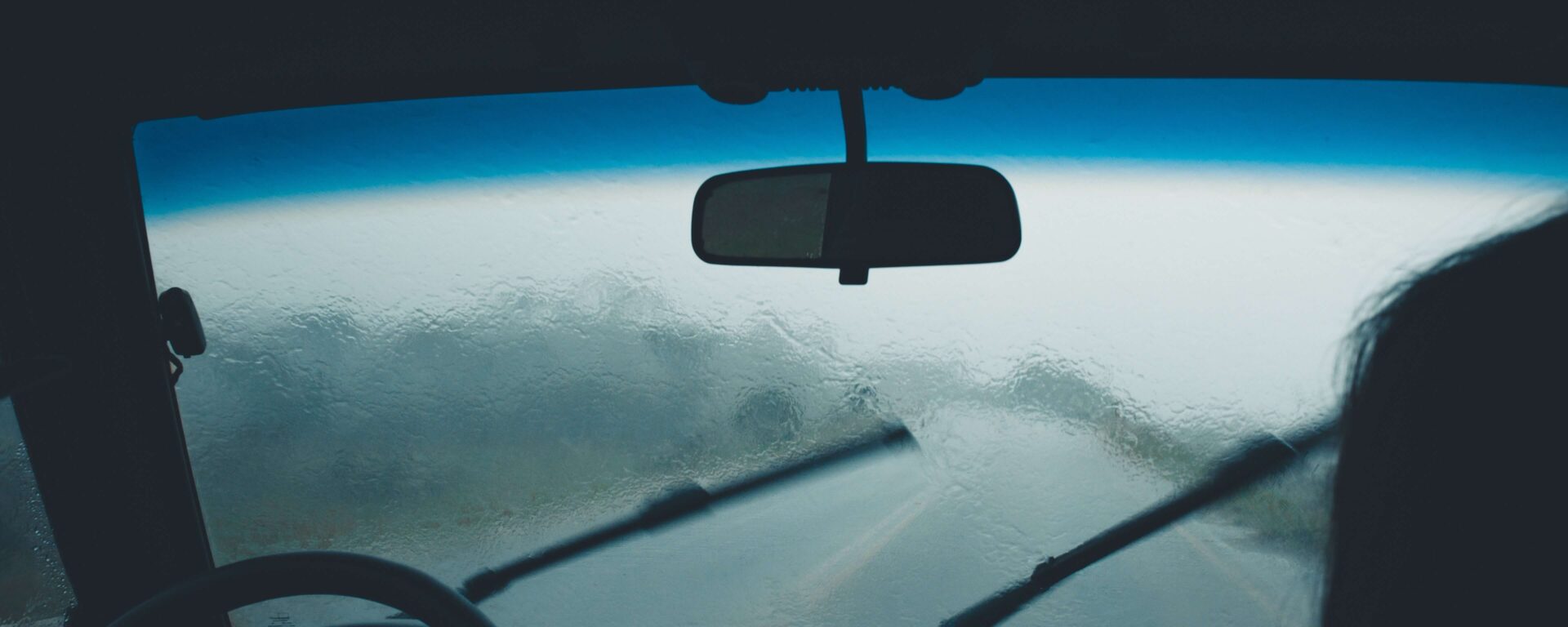 condusul masinii in conditii ploioase