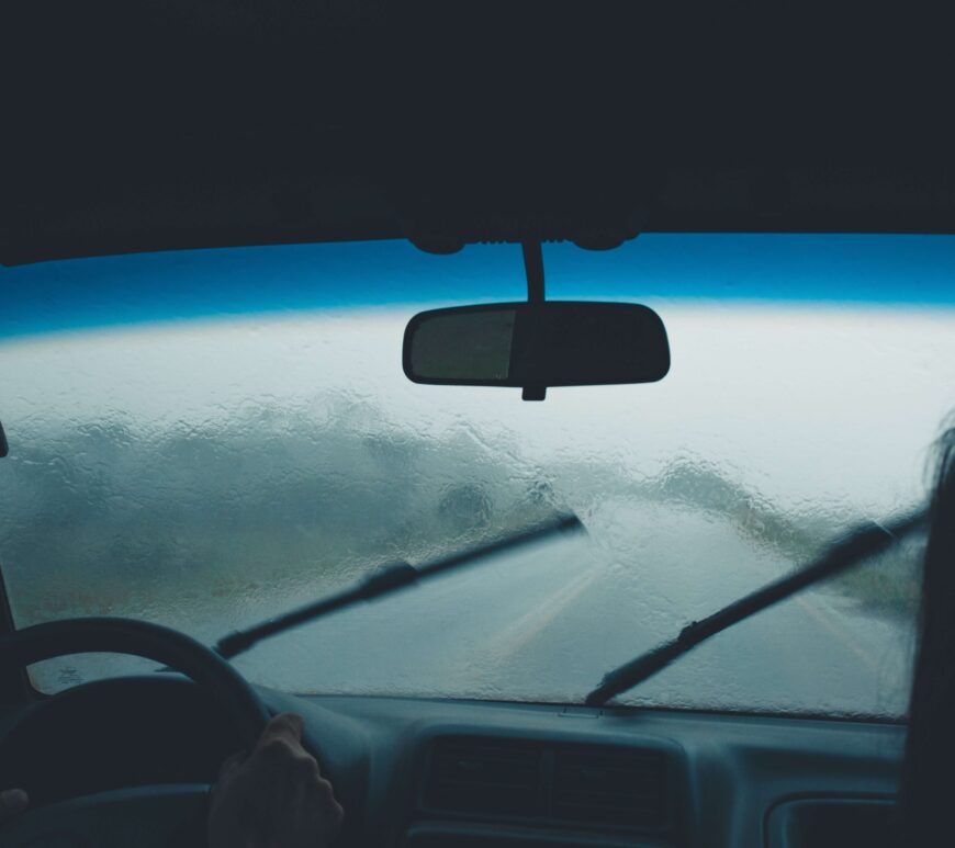 condusul masinii in conditii ploioase