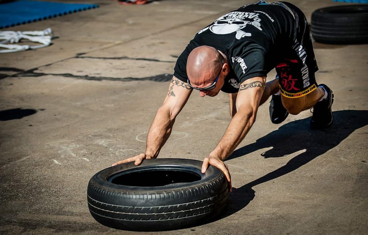 sportiv impingand o anvelopa al season pe asfalt in cadrul unei competitii